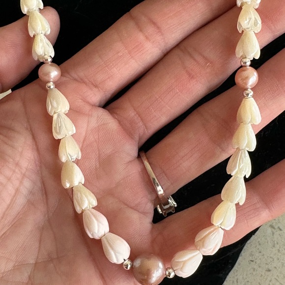 Mother of Pearl Queen Conch Pīkake & Edison Pearl Necklace Handmade - Picture 4 of 10